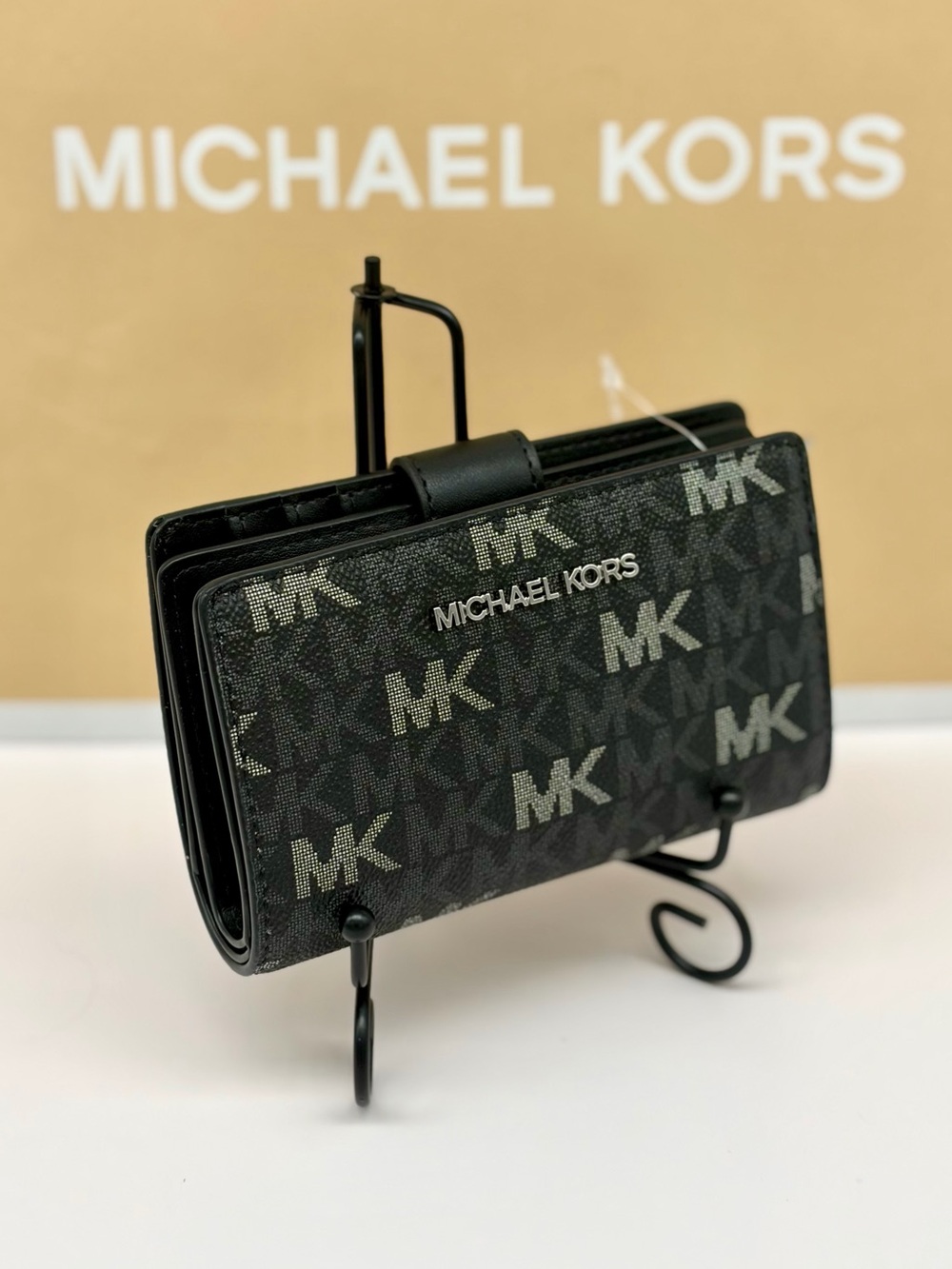 Michael Kors Jet Set Travel Med
Signature Logo Central Zip Billfold Wallet